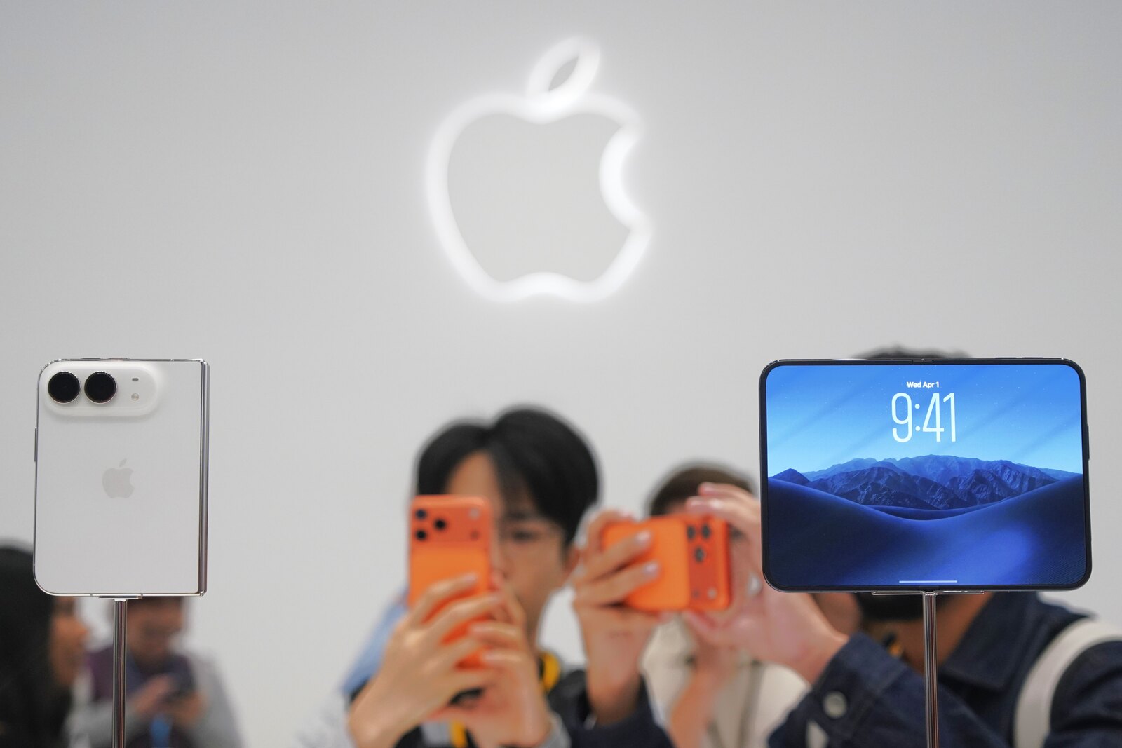 कुपर्टिनो: Apple ने लॉन्च किया अपना पहला फोल्डेबल आईफोन