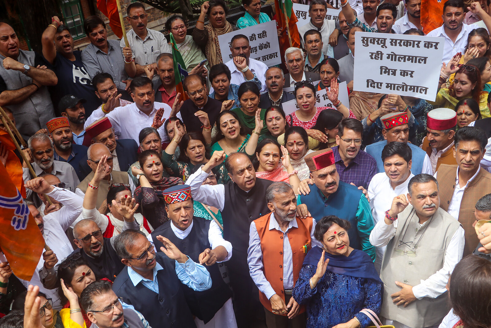 शिमला: सीएम आवास की ओर भाजपा का विरोध मार्च
