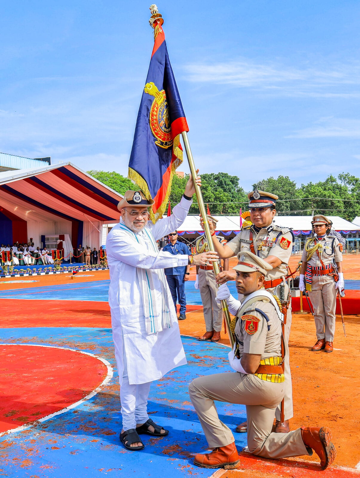 पुदुचेरी: अमित शाह ने पुलिस को राष्ट्रपति का रंग प्रदान किया