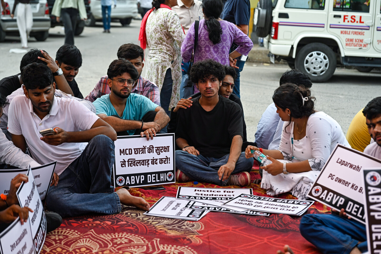 नई दिल्ली: सत्य निकेतन भवन धराशायी होने पर ABVP का विरोध प्रदर्शन