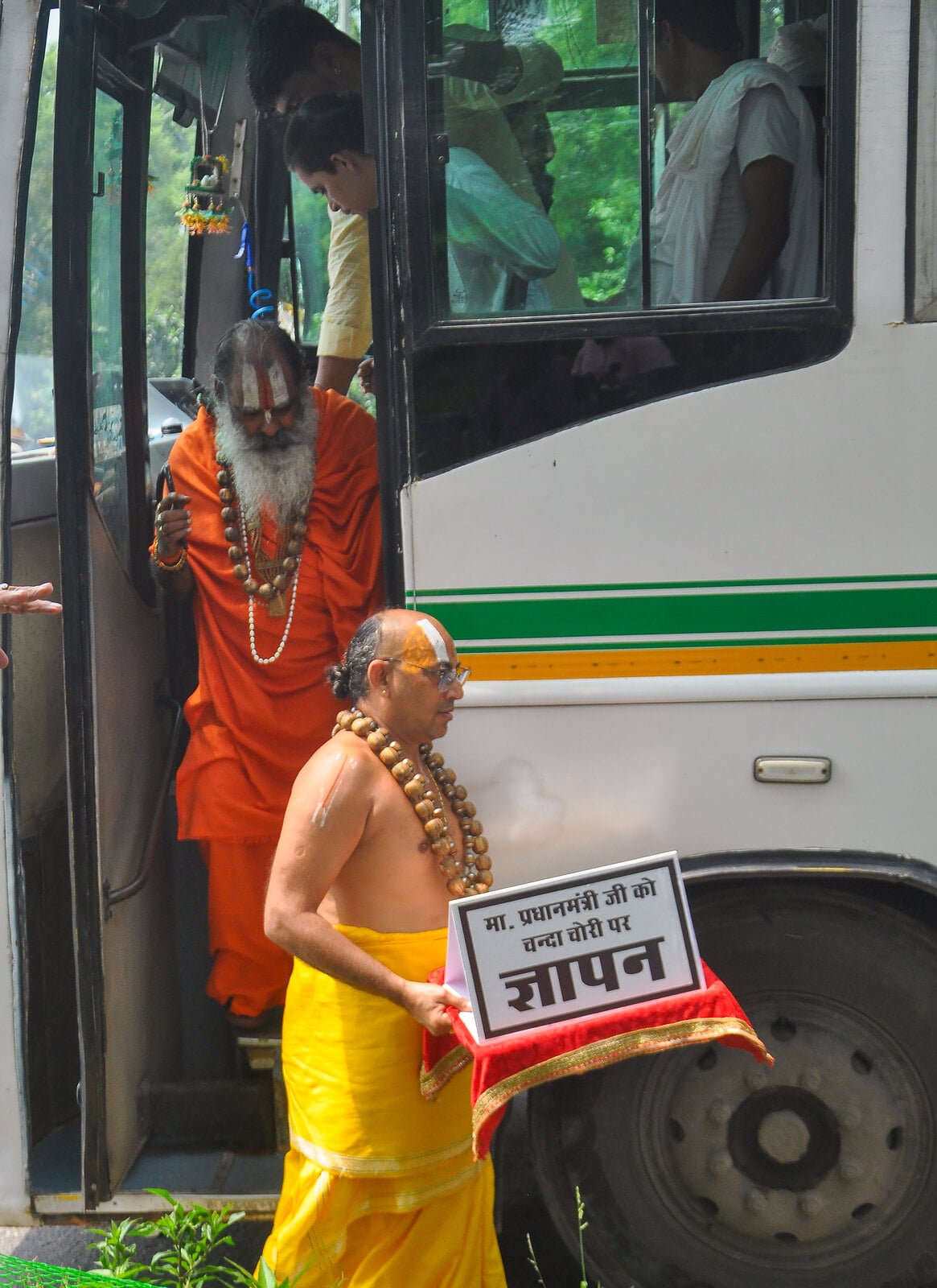 नई दिल्ली: श्री राम मंदिर दान को लेकर साधुओं का विरोध प्रदर्शन
