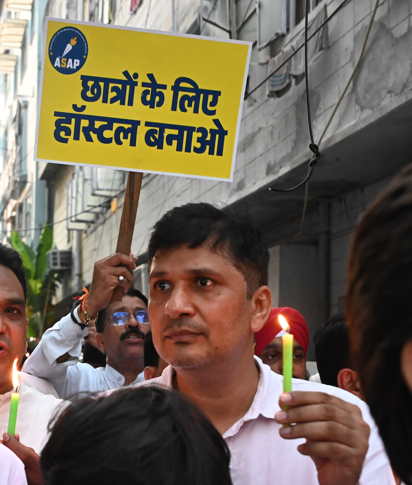 नई दिल्ली: सत्य निकेतन भवन ढहने पर आप का मशाल मार्च