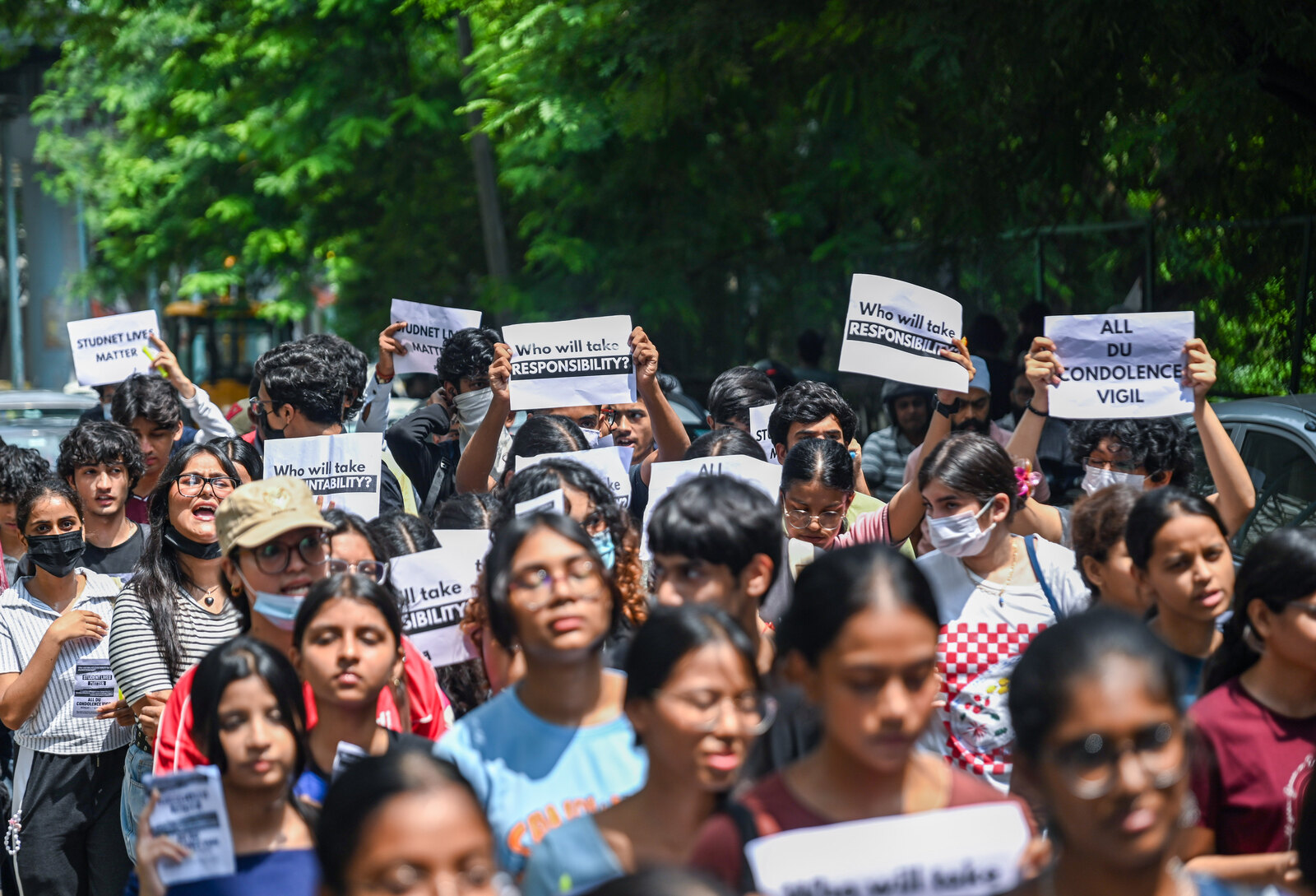 नई दिल्ली: सत्य निकेतन इमारत हादसे में मारे गए छात्रों के लिए मोमबत्ती प्रदर्शन