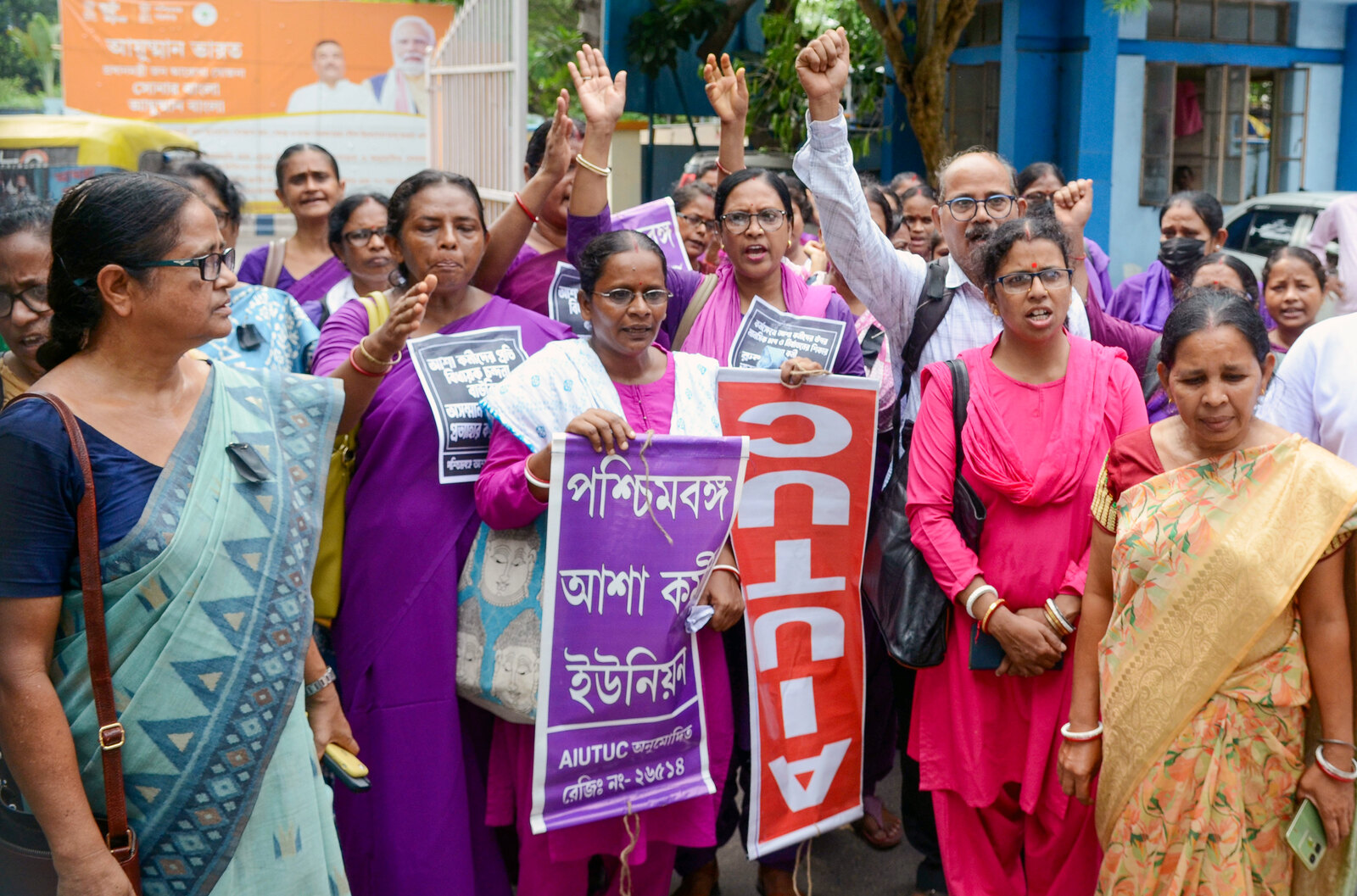 कोलकाता: स्वास्थ्य भवन के बाहर आशा कार्यकर्ताओं का विरोध प्रदर्शन