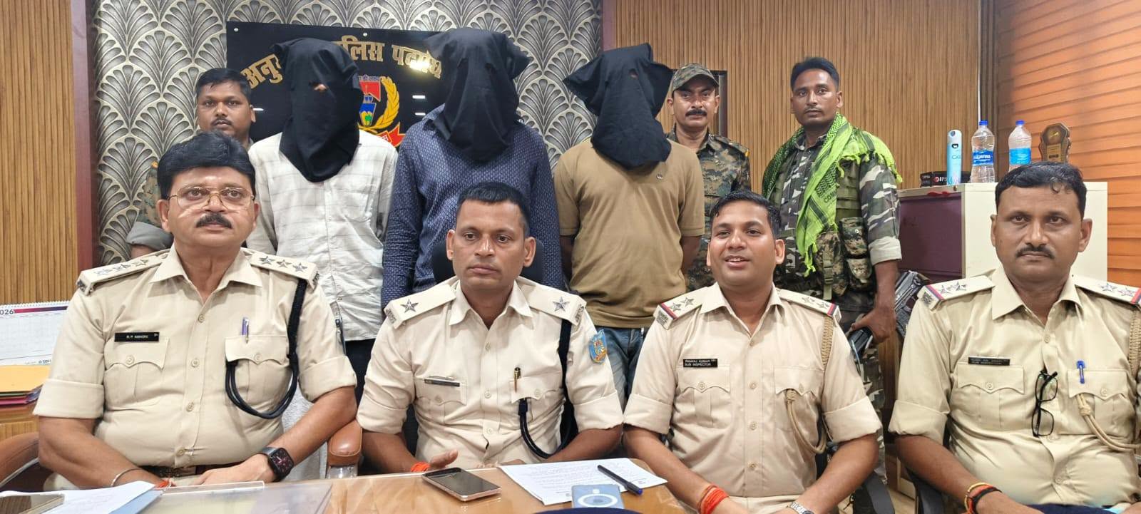 हजारीबाग: होटल में किसी बड़ी वारदात की फिराक में थे तीन अपराधी, पुलिस ने छापेमारी कर दबोचा