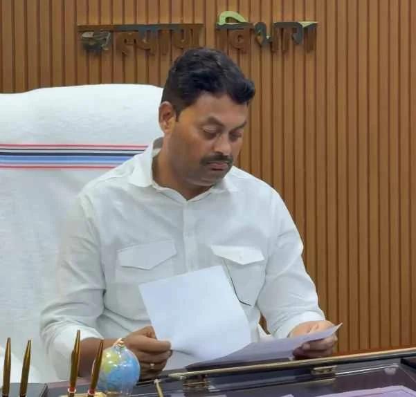 बिहार: मंत्री के सामने ही फोन पर मांगी 50 हजार की घूस, एक घंटे में सस्पेंड हुआ डेटा ऑपरेटर