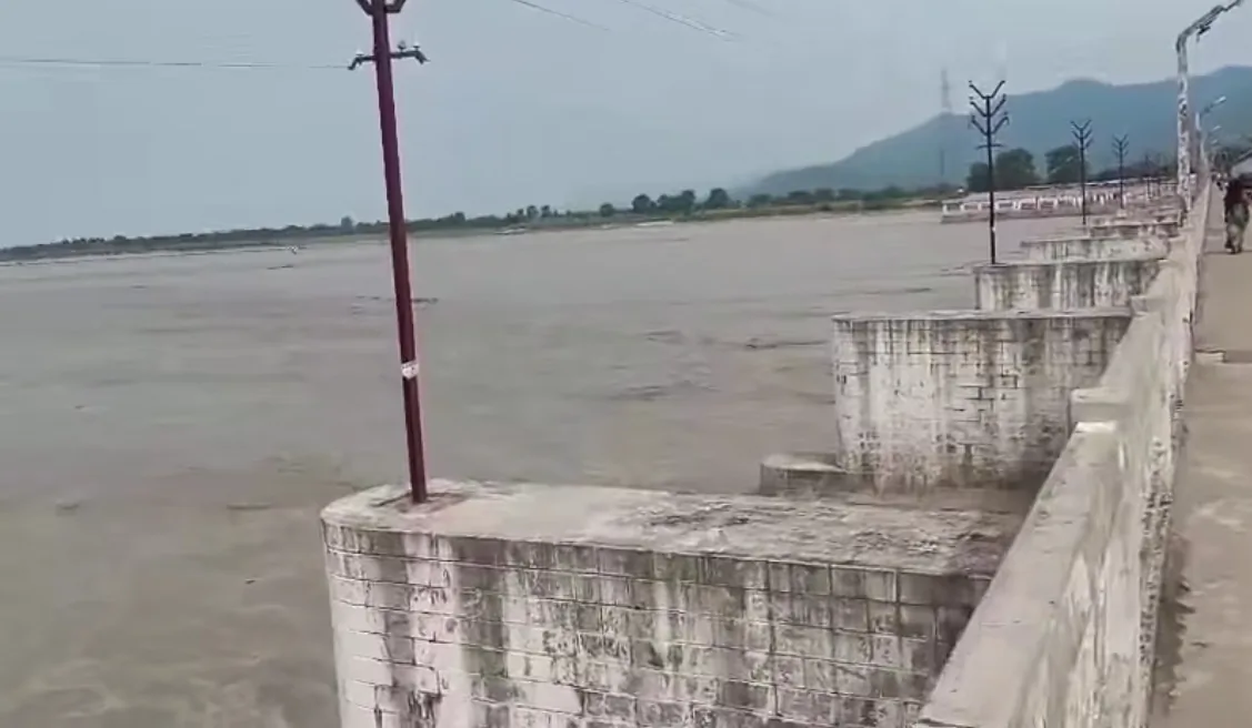 बिहार में गंगा और गंडक सहित कई नदियां उफान पर, पटना में खतरे के निशान से 75 सेमी ऊपर बह रही गंगा