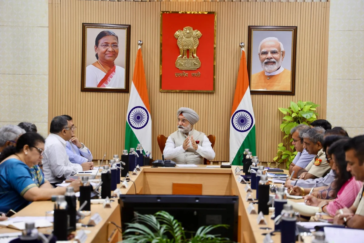 दिल्ली: छात्रों की सुरक्षा पर LG की उच्चस्तरीय बैठक, कैंपस में गश्त और CCTV बढ़ाने के निर्देश