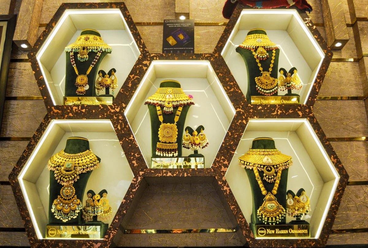सोना-चांदी की कीमतों में भारी गिरावट, जानिए घरेलू और अंतरराष्ट्रीय बाजारों का हाल