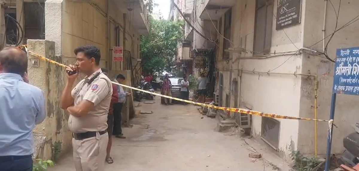 दिल्ली: संत नगर के फ्लैट में युवती और युवक के शव मिले, पुलिस जांच में जुटी