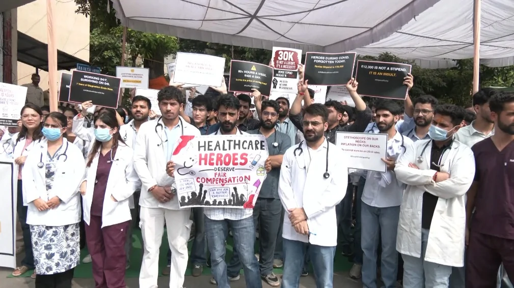 जम्मू-कश्मीर: स्टाइपेंड बढ़ाने की मांग को लेकर सड़कों पर उतरे MBBS और BDS इंटर्न डॉक्टर