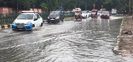 दिल्ली में बारिश का कहर: रोहिणी में इमारत ढहने से 3 की मौत, कई इलाकों में पेड़ गिरे और जलभराव