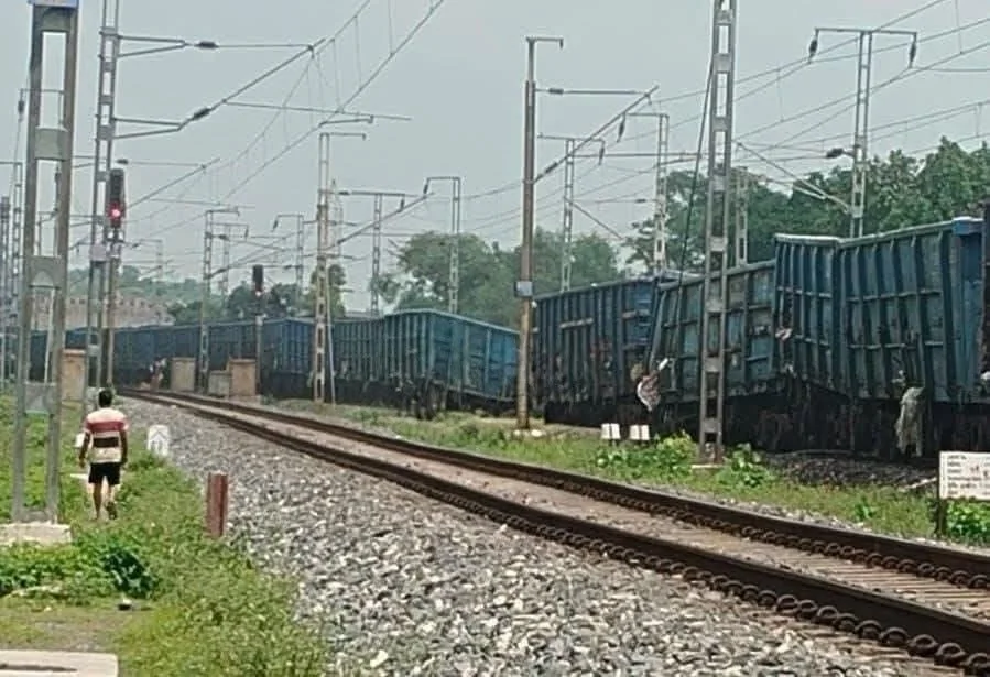 गंगा के कटाव से रेलवे ट्रैक को खतरा, मालदा डिवीजन में कई ट्रेनें रद्द और डायवर्ट