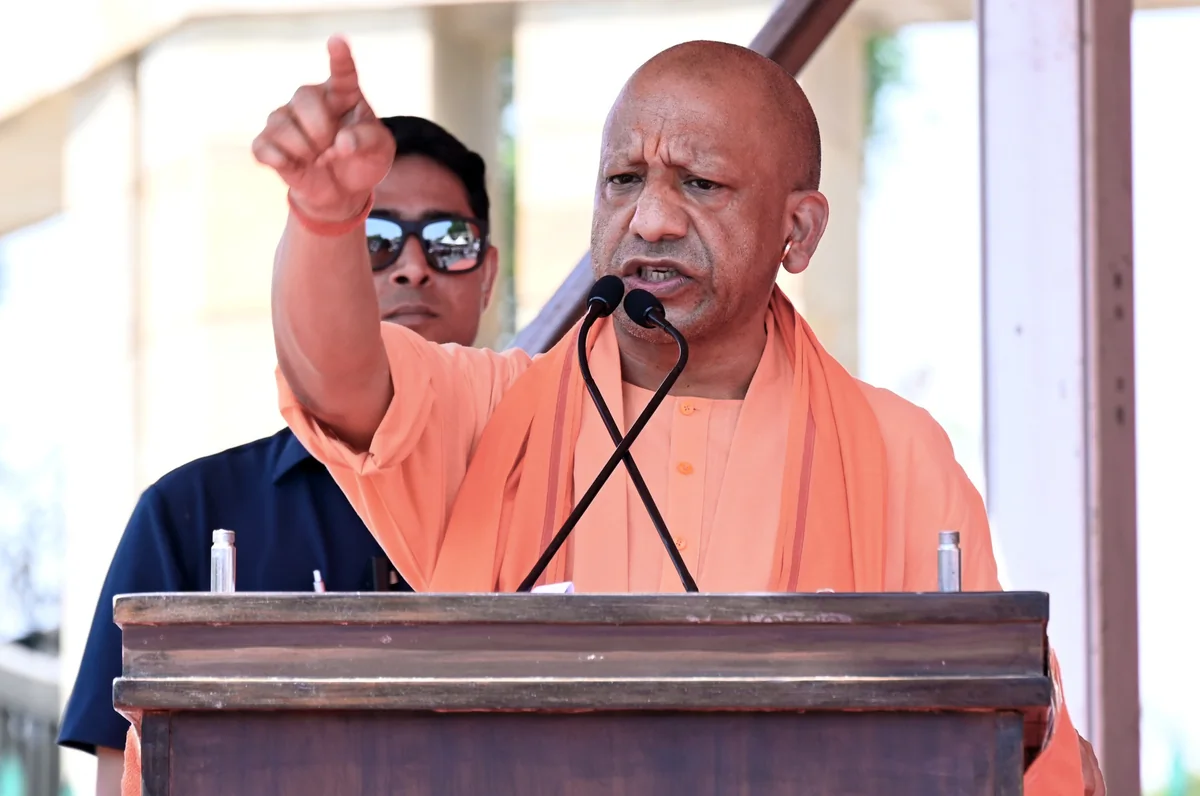 देवरिया में बोले सीएम योगी: अखिलेश-डिंपल परिवार की प्राइवेट कंपनी के लिए सरकारी खजाने पर डाल रहे थे 'डकैती'