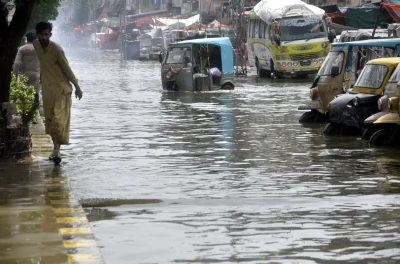 पाकिस्तान में मानसून की भारी बारिश और बाढ़ का क़हर, 196 लोगों की मौत, 400 से ज़्यादा घायल