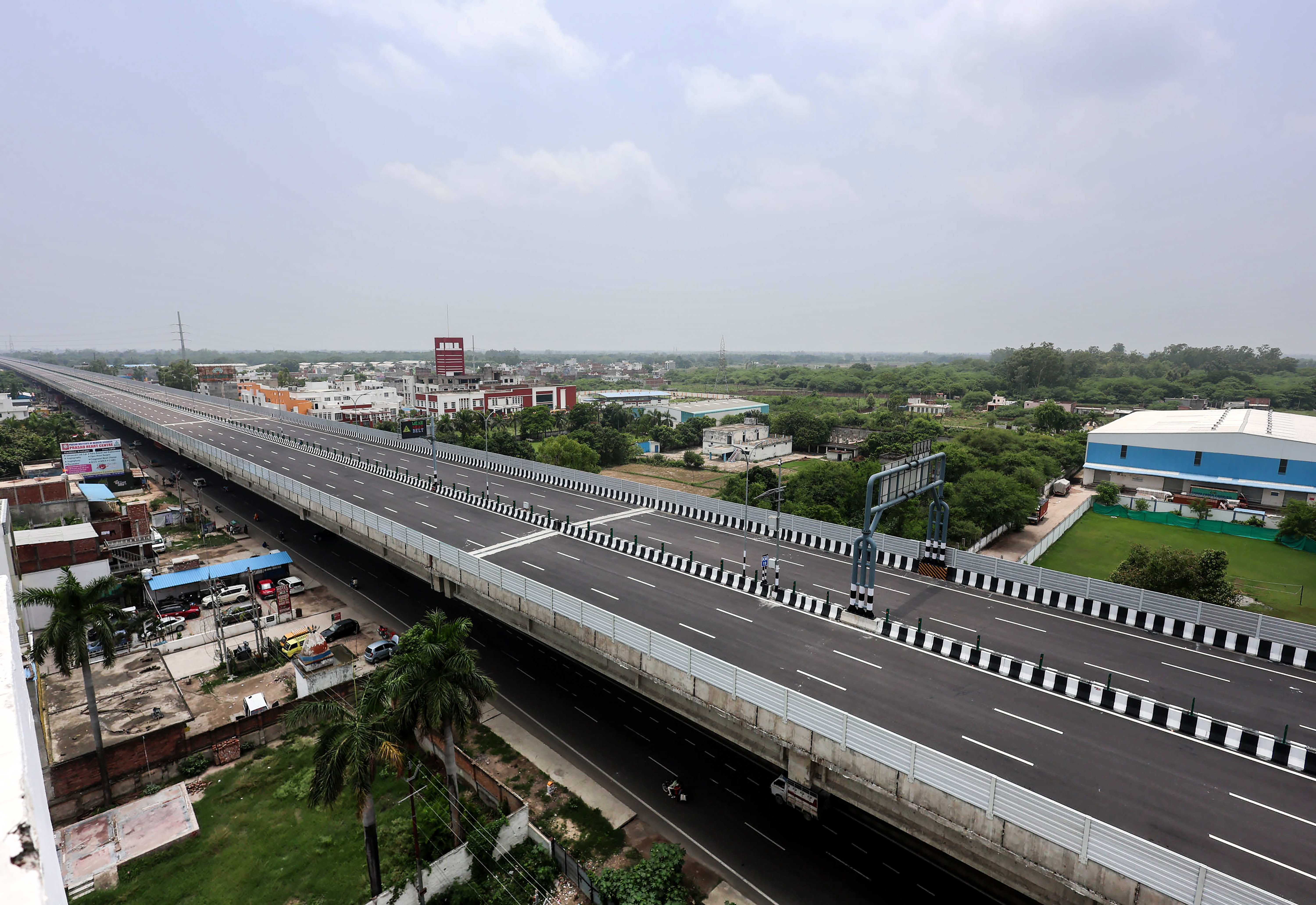 लखनऊ-कानपुर एक्सप्रेसवे में दरारें: NHAI ने प्रोजेक्ट डायरेक्टर को हटाया, निर्माण कंपनी पर बड़ी कार्रवाई