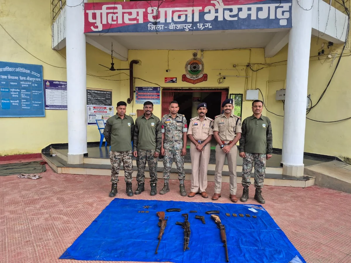 छत्तीसगढ़: आत्मसमर्पित नक्सलियों की निशानदेही पर बीजापुर के जंगल से हथियारों का बड़ा जखीरा बरामद