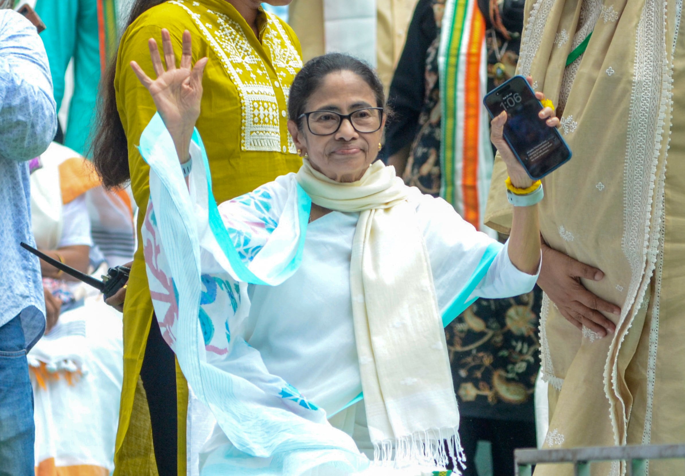 ममता बनर्जी पर कथित हमले से बंगाल की राजनीति में उबाल, TMC विधायकों ने विधानसभा में किया प्रदर्शन