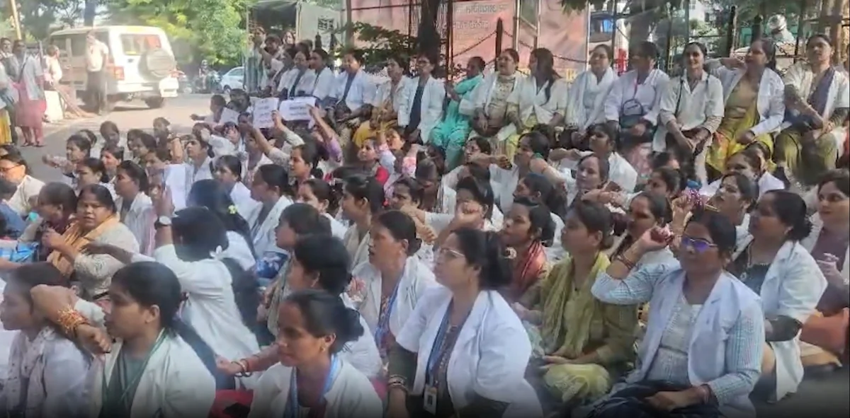लखनऊ: स्थायी नौकरी और समान वेतन की मांग, ANM कर्मचारियों ने डिप्टी CM ब्रजेश पाठक का आवास घेरा