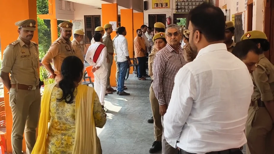 इलाहाबाद-झांसी MLC चुनाव: 152 बूथों पर कड़ी सुरक्षा के बीच मतदान, प्रशासन ने किए व्यापक इंतजाम