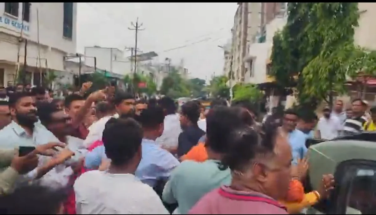 वडोदरा: मंजलपुर उपचुनाव में मतदान के दौरान भाजपा-कांग्रेस कार्यकर्ता भिड़े, आचार संहिता उल्लंघन का आरोप