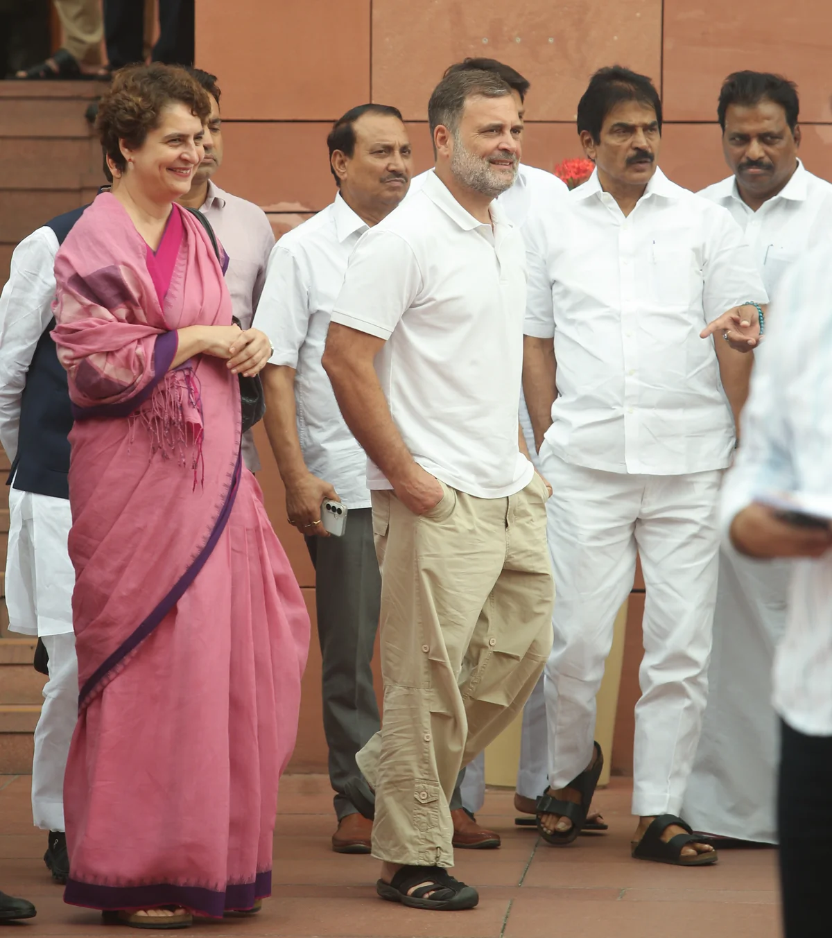 राहुल गांधी के संबोधन पर हंगामे के बाद कांग्रेस का प्रदर्शन, आज भी संसद में टकराव के आसार