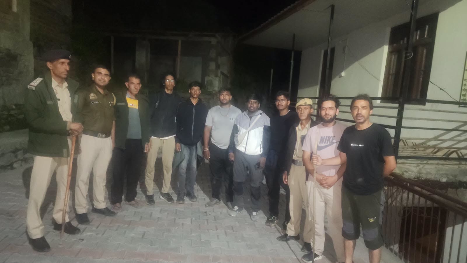 मणिमहेश यात्रा: खराब मौसम में फंसे हैदराबाद के 5 श्रद्धालुओं को रेस्क्यू टीम ने सुरक्षित निकाला