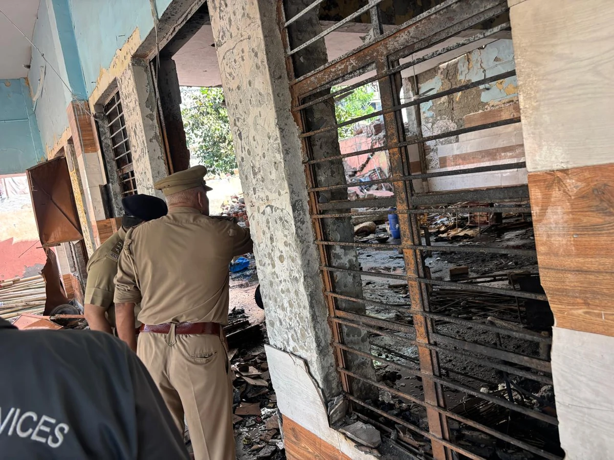गाजियाबाद: रावण का पुतला बनाते समय कम्युनिटी सेंटर में धमाका, दो दीवारें ढहीं, 5 लोग घायल