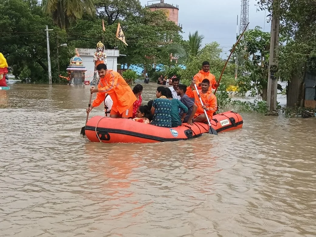 चक्रवात 'अर्नब': आंध्र प्रदेश के श्रीकाकुलम में भारी बारिश से बाढ़, कई गांव जलमग्न, रेल-सड़क संपर्क टूटा