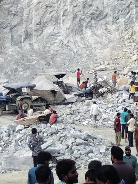 बेंगलुरु खदान हादसा: क्रशर यूनिट मालिक समेत 3 गिरफ्तार, जेसीबी की चूक से 7 मजदूरों की गई जान