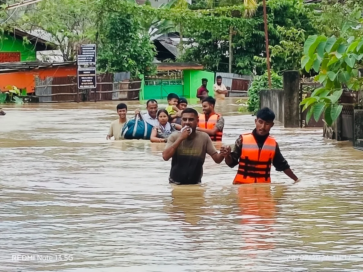 असम में बाढ़ का संकट: सेना ने 'ऑपरेशन जल राहत' के तहत 150 लोगों को बचाया