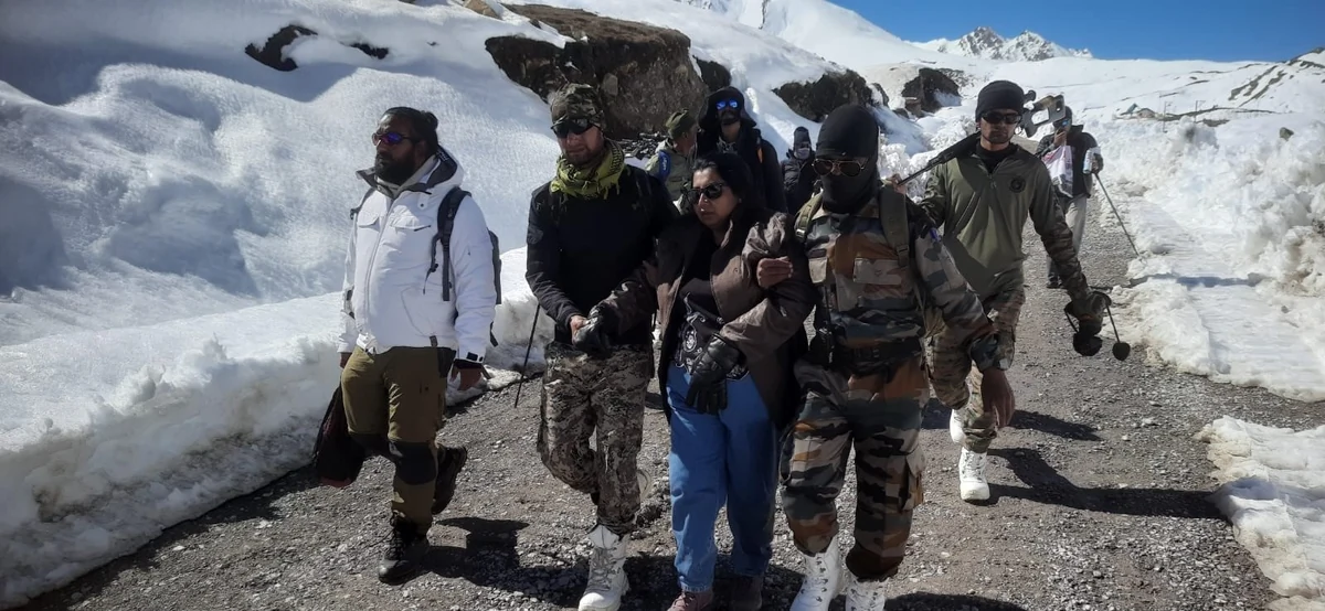 आदि कैलाश की दुर्गम ऊंचाइयों पर भारतीय सेना ने महिला यात्री को बचाया, 14,400 फीट पर चलाया बचाव अभियान