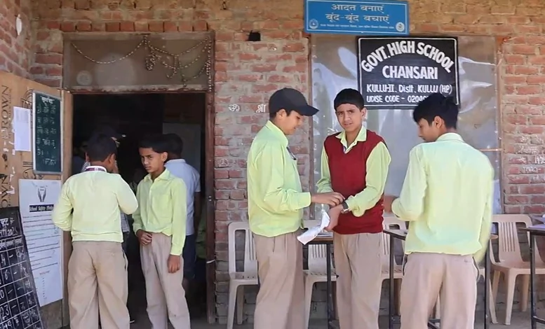 कुल्लू: अधूरे स्कूल भवन में 100 से ज़्यादा बच्चों का भविष्य दांव पर, सात साल से निर्माण पूरा होने का इंतज़ार