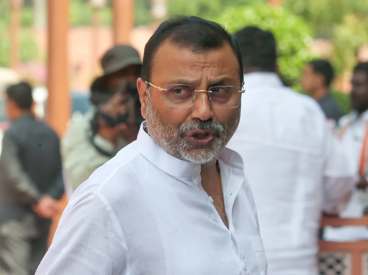 पूर्व वित्त सचिव के 'ब्लैकमेलर' वाले बयान पर भड़के सांसद निशिकांत दुबे, 2 करोड़ का मानहानि केस