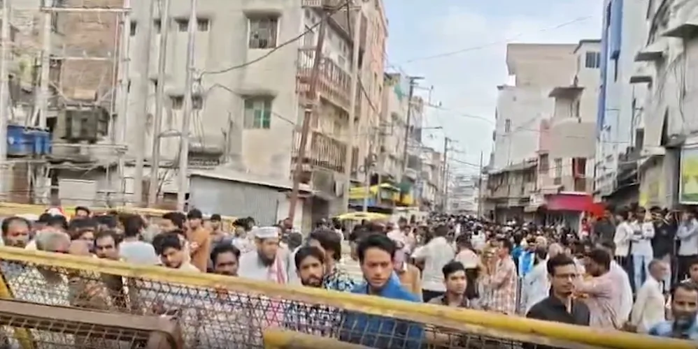 उज्जैन: सड़क चौड़ीकरण के लिए शाही मस्जिद का हिस्सा हटाने पर बवाल, पुलिस ने आंसू गैस के गोले छोड़े