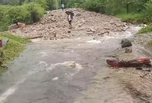 उत्तराखंड में बारिश का कहर: अल्मोड़ा में मकान ढहने से एक ही परिवार के तीन लोगों की दर्दनाक मौत