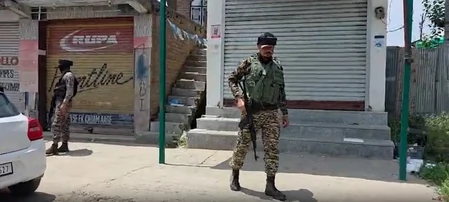 शोपियां: फलों के बाग में छिपे 2 आतंकियों की तलाश जारी, तीसरे दिन भी सुरक्षाबलों ने घेराबंदी की