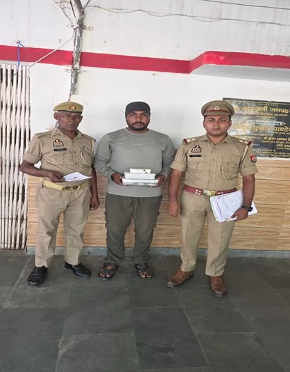 मथुरा: साइबर ठगी के बड़े नेटवर्क का खुलासा, 23 ATM कार्ड और सवा लाख कैश के साथ एक आरोपी गिरफ्तार