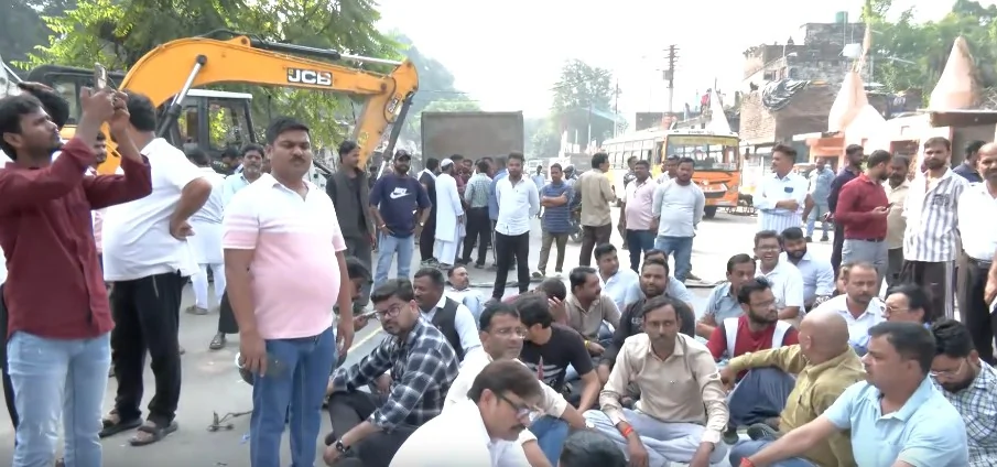 लखनऊ: कचहरी में 200 से ज़्यादा अवैध चैंबरों पर चला बुलडोजर, वकीलों का सड़क पर प्रदर्शन