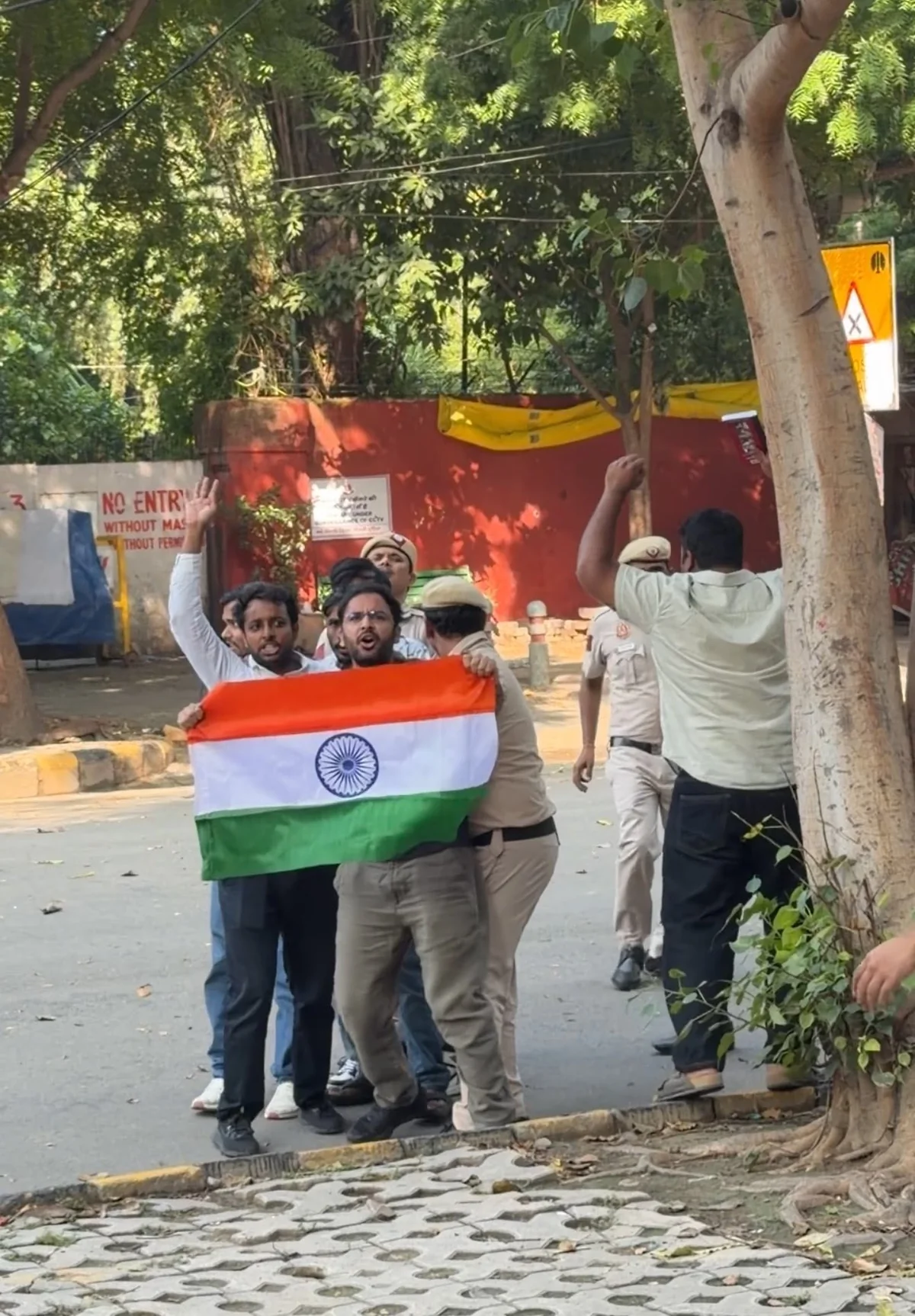 जंतर-मंतर पर प्रदर्शन: कॉकरोच जनता पार्टी के दो प्रवक्ताओं को 5 दिन की न्यायिक हिरासत, एक रिहा