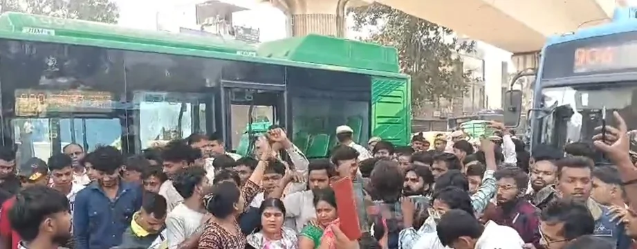 पंजाबी बाग में DTC बस ने बाइक को रौंदा, 22 वर्षीय युवक की मौत के बाद लोगों का प्रदर्शन