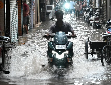 बंगाल में फिर सक्रिय हुआ मानसून, कई जिलों में भारी बारिश और तेज हवाओं का अलर्ट