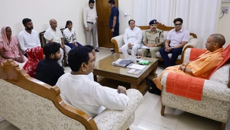 मेरठ दलित छात्रा मामला: सीएम योगी ने परिवार से मिलकर दिया न्याय का भरोसा, 5 लाख की आर्थिक मदद का ऐलान