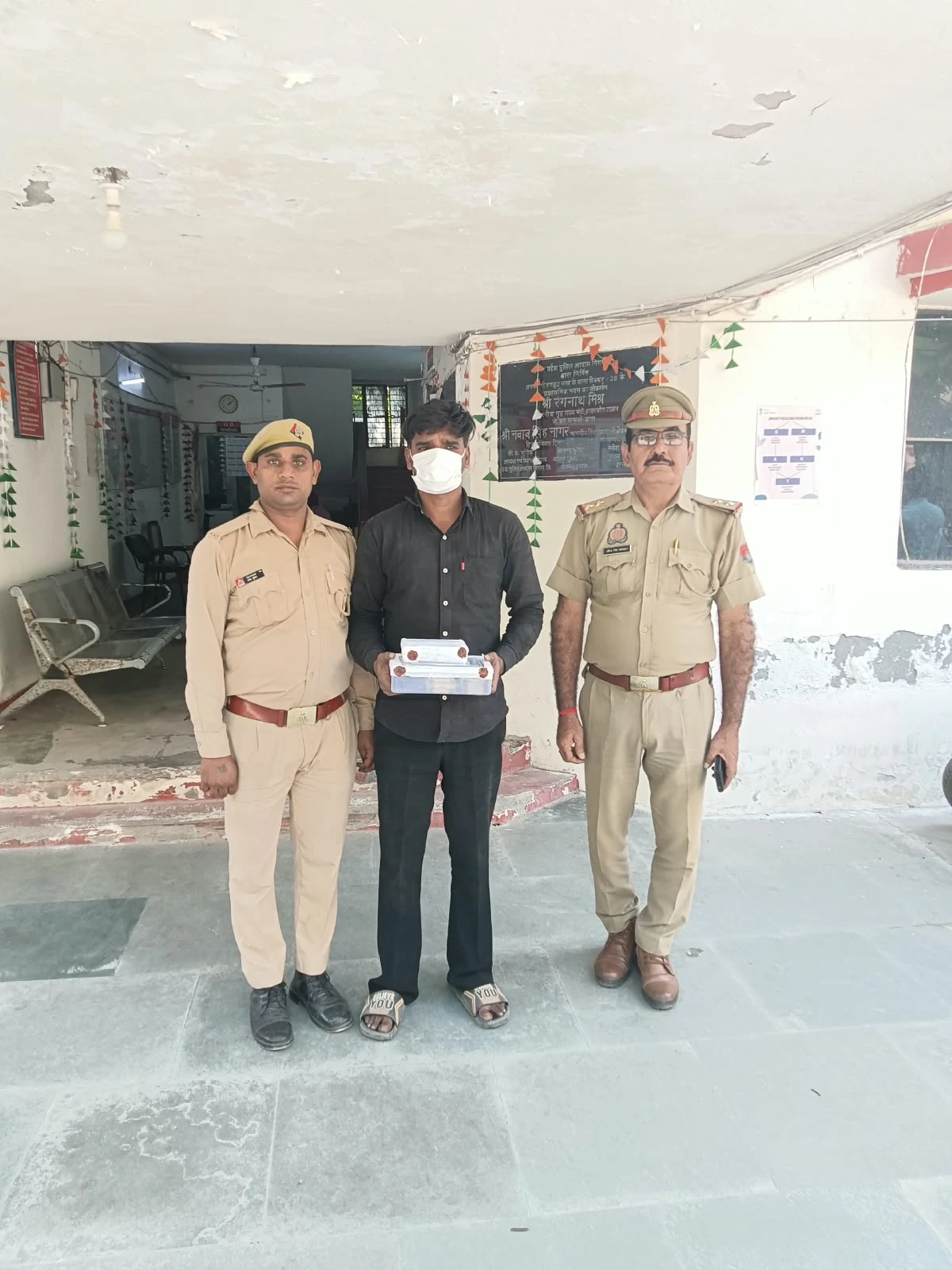नोएडा: डिलीवरी बॉय बन सूने घरों की रेकी, फिर करता था चोरी, लाखों की नकदी और गहनों के साथ गिरफ्तार