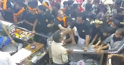 उज्जैन: महाकाल मंदिर में दर्शन को लेकर कांवड़ियों और सुरक्षाकर्मियों में झड़प, चार गार्ड घायल