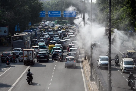 दिल्ली प्रदूषण: 1 नवंबर से इन गाड़ियों की एंट्री पर पाबंदी, NCR के लाखों वाहन होंगे प्रभावित