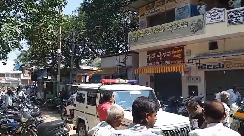 कर्नाटक: वरिष्ठ वकील पर दिनदहाड़े जानलेवा हमला, आरोपी ने बात करने के बहाने गर्दन पर चाकू मारा