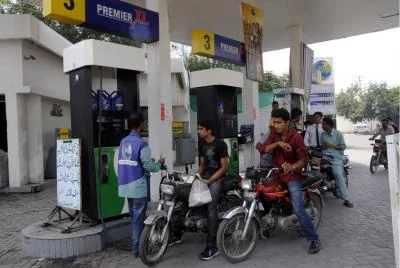पाकिस्तान: पेट्रोल और डीजल की कीमतों में बड़ी बढ़ोतरी, अब हर दिन तय होंगे नए दाम