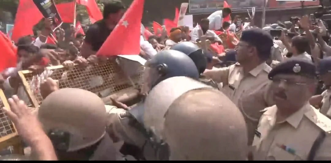 पटना: छात्रों के प्रदर्शन में भारी हंगामा, पुलिस बैरिकेड तोड़कर आगे बढ़े प्रदर्शनकारी