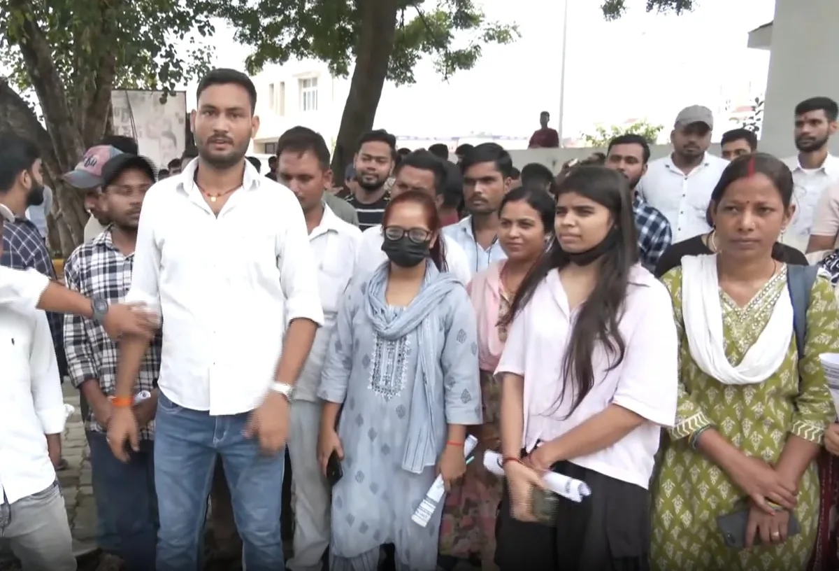 बिहार शिक्षक भर्ती: समान अवसर की मांग को लेकर शिक्षा मंत्री के आवास पर जुटे CTET अभ्यर्थी